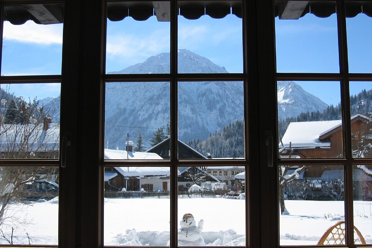 Vinterförberedelser: Så ser du till att fönstren klarar snö och kyla