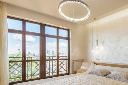 Altandörr eller balkongdörr? Så väljer du rätt dörr mellan vardagsrum och uteplats