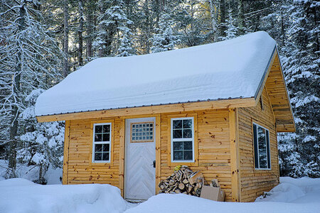 Fönster till stuga och fritidshus - så väljer du rätt lösning för fjäll, skog och kust