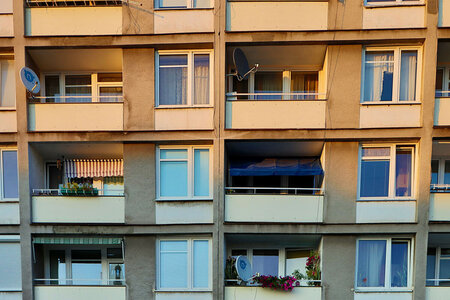 Fönster och dörrar i lägenhet och bostadsrättsförening - vad kan du egentligen bestämma själv?