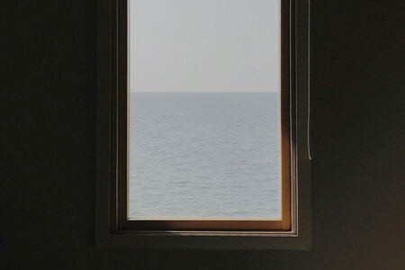 Fönster och dörrar till stuga vid havet - så väljer du lösningar som tål salt och hårt väder