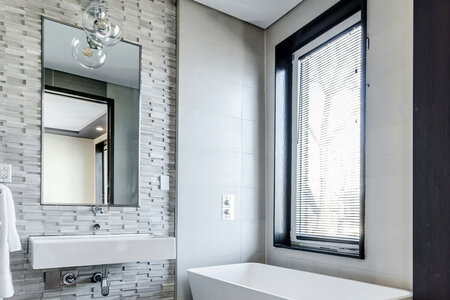 Badrum och våtrum - så väljer du rätt dörrar och fönster