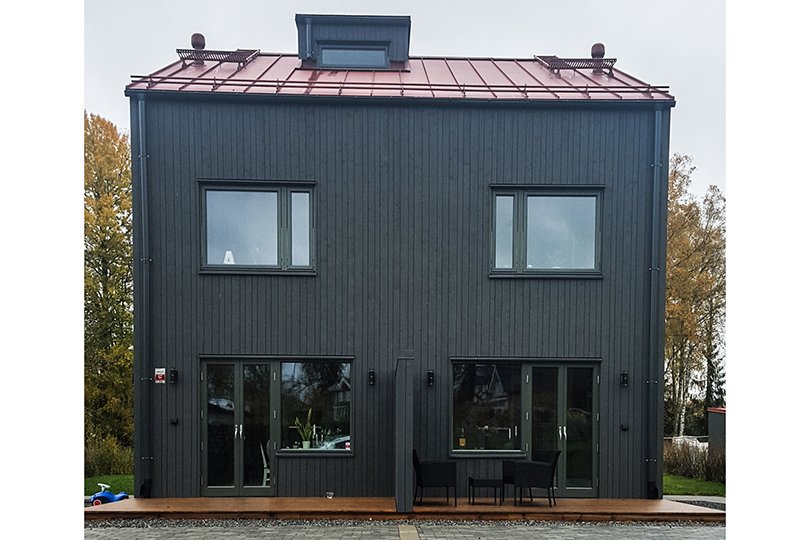 trafonster modern svart fasad