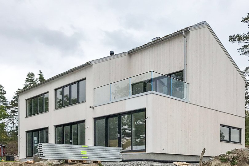 trafonster modern vit fasad